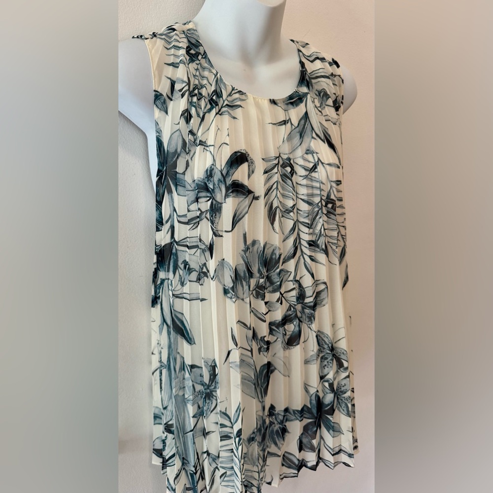 Worthington Black and White Floral Sleeveless Top